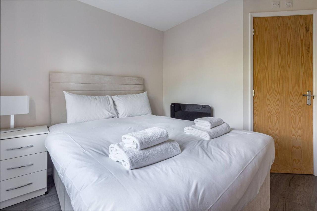 Lovely 2Bed Apt In Redditch, Free Wi-Fi & Parking المظهر الخارجي الصورة
