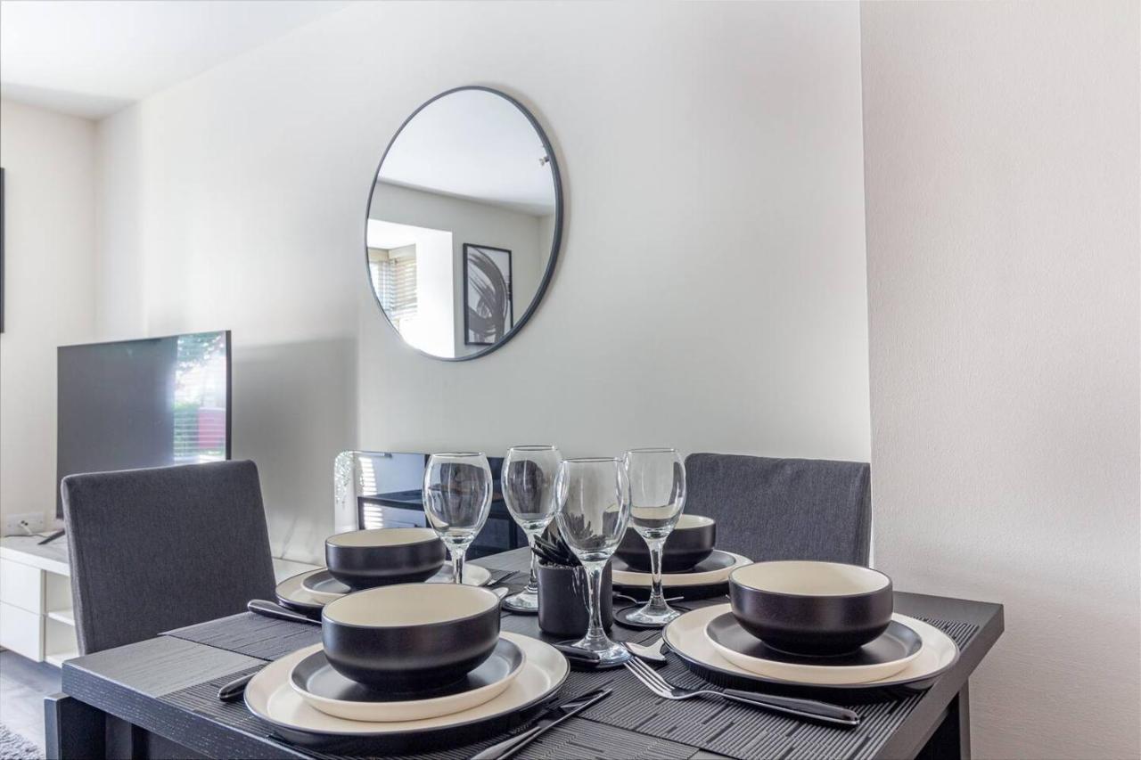 Lovely 2Bed Apt In Redditch, Free Wi-Fi & Parking المظهر الخارجي الصورة