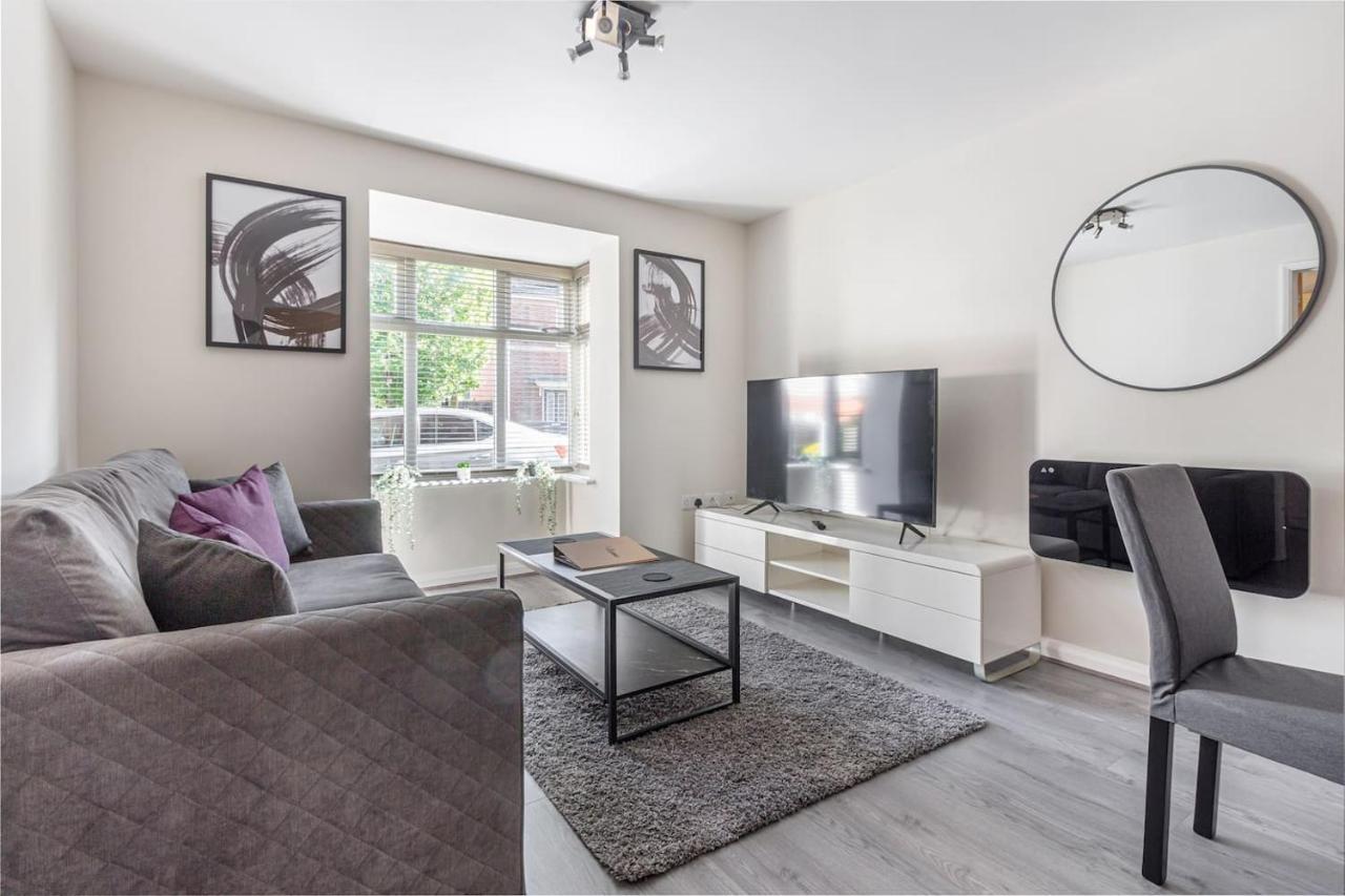 Lovely 2Bed Apt In Redditch, Free Wi-Fi & Parking المظهر الخارجي الصورة