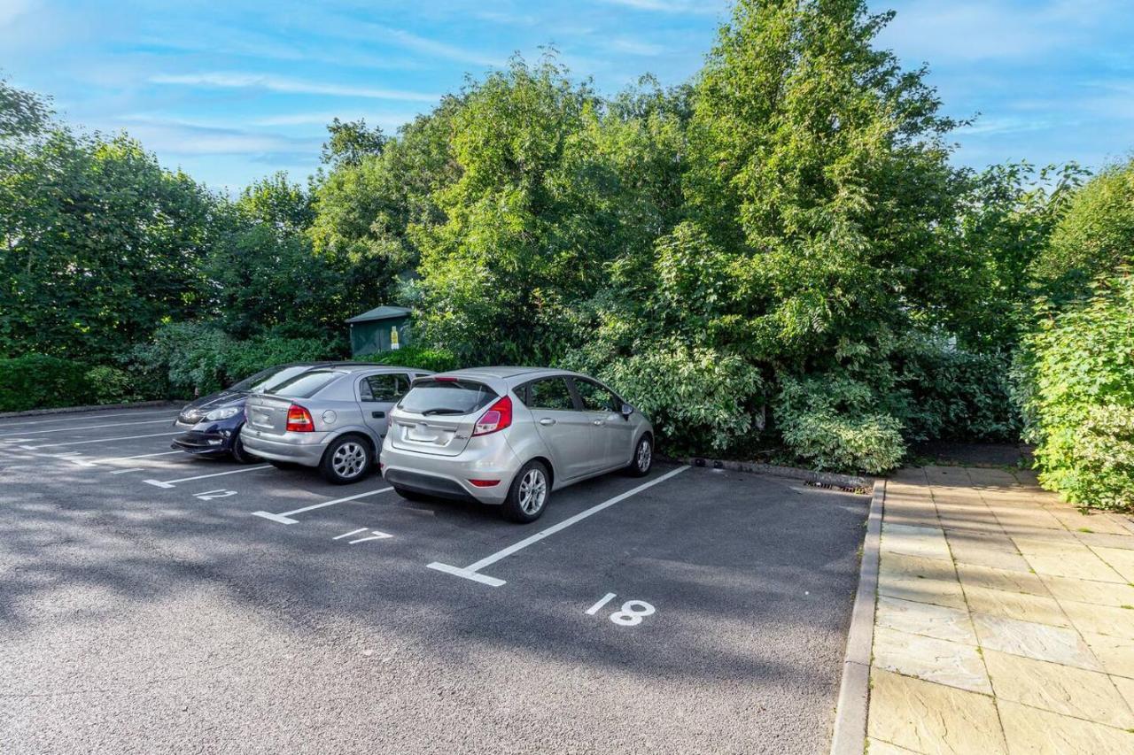 Lovely 2Bed Apt In Redditch, Free Wi-Fi & Parking المظهر الخارجي الصورة