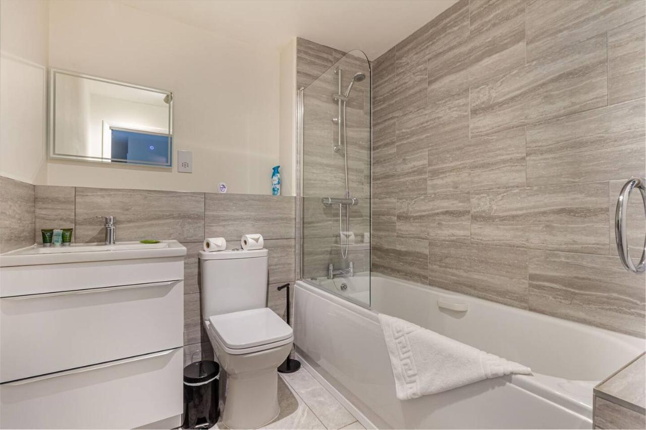 Lovely 2Bed Apt In Redditch, Free Wi-Fi & Parking المظهر الخارجي الصورة