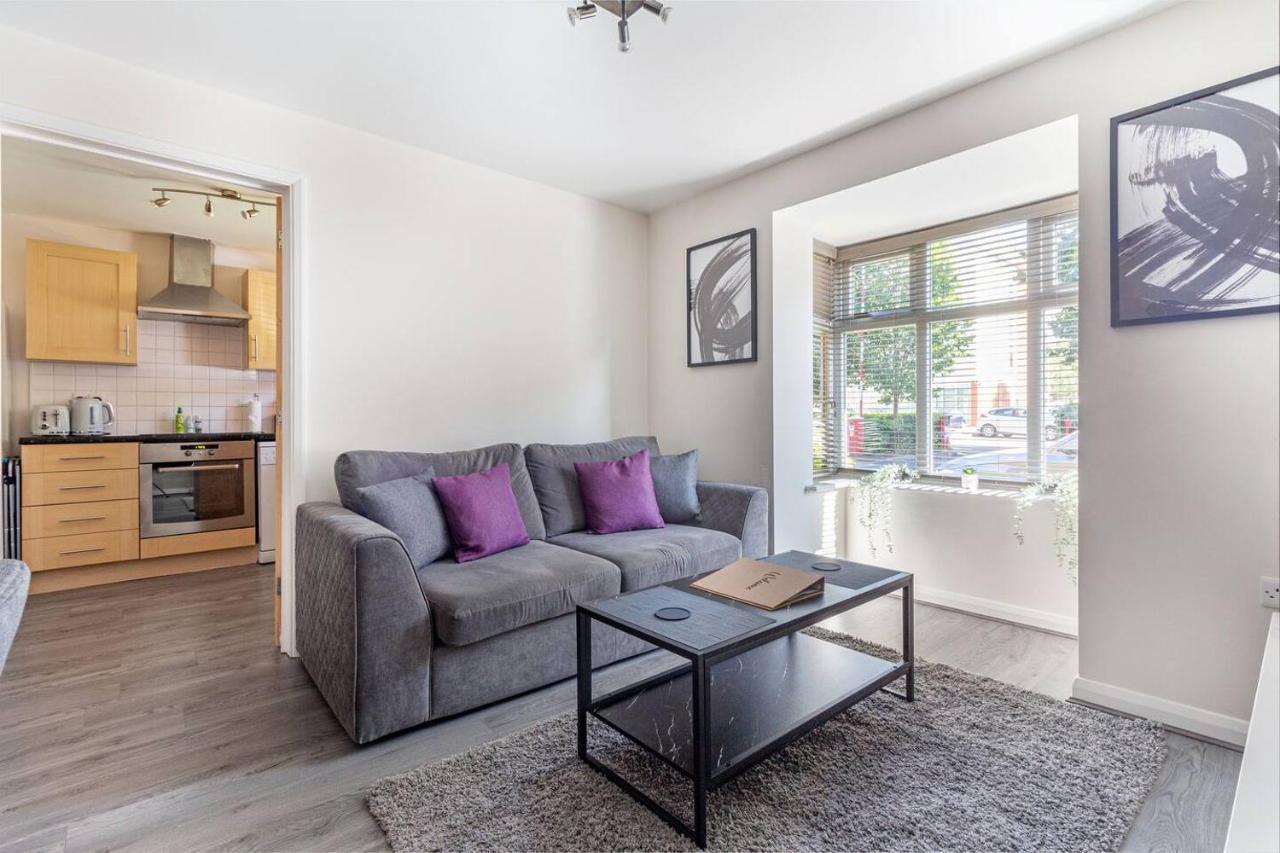 Lovely 2Bed Apt In Redditch, Free Wi-Fi & Parking المظهر الخارجي الصورة