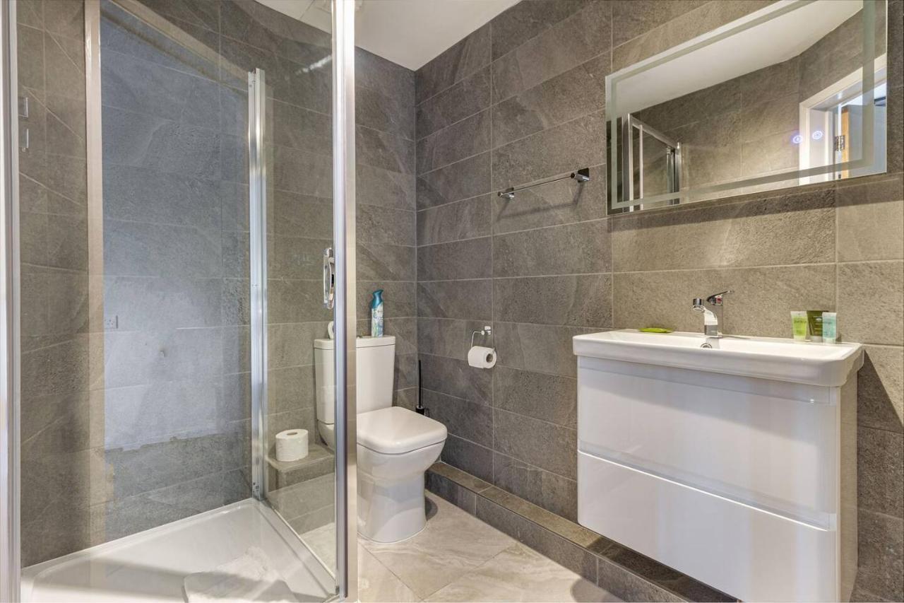 Lovely 2Bed Apt In Redditch, Free Wi-Fi & Parking المظهر الخارجي الصورة
