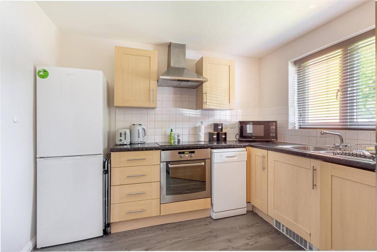 Lovely 2Bed Apt In Redditch, Free Wi-Fi & Parking المظهر الخارجي الصورة